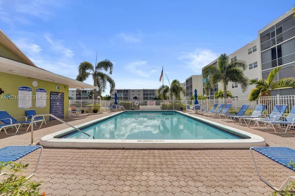 For Sale: $310,000 (2 beds, 2 baths, 1144 Square Feet)
