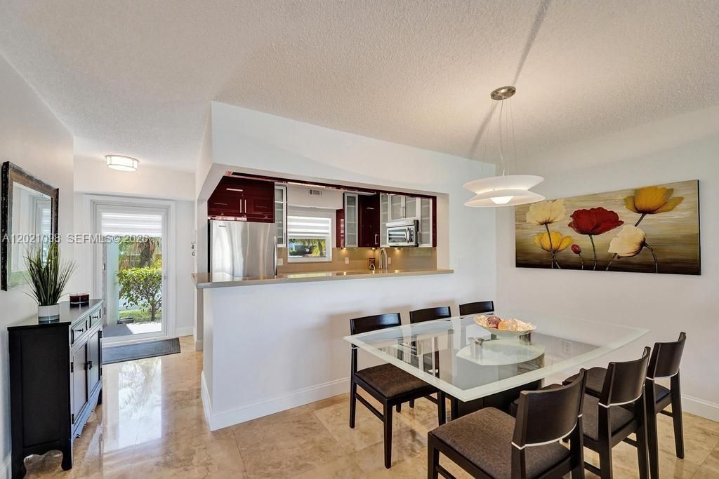 For Sale: $310,000 (2 beds, 2 baths, 1144 Square Feet)