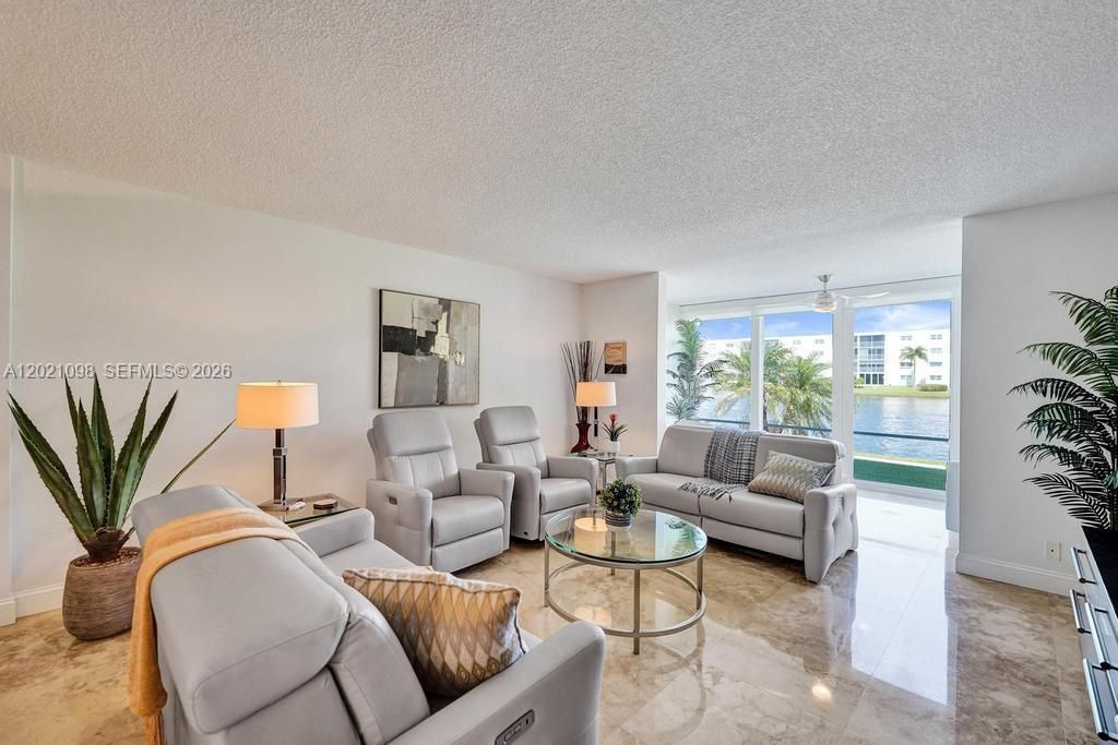 For Sale: $310,000 (2 beds, 2 baths, 1144 Square Feet)