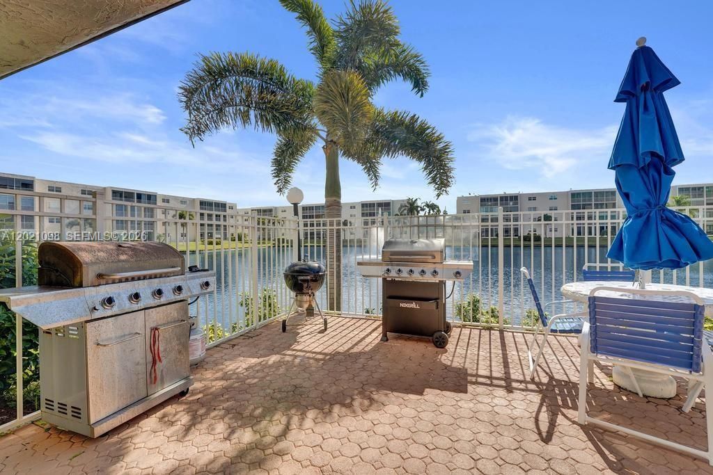 For Sale: $310,000 (2 beds, 2 baths, 1144 Square Feet)