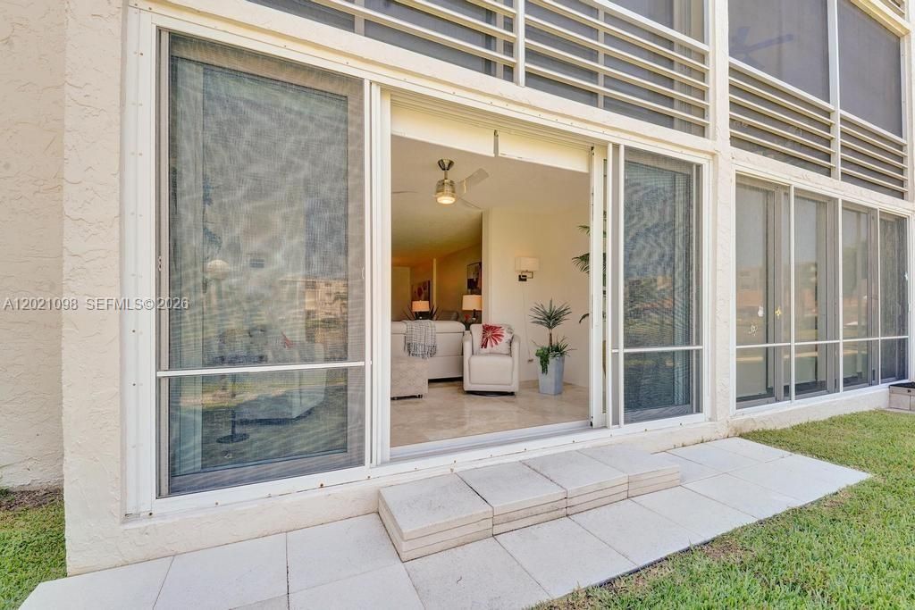 For Sale: $310,000 (2 beds, 2 baths, 1144 Square Feet)