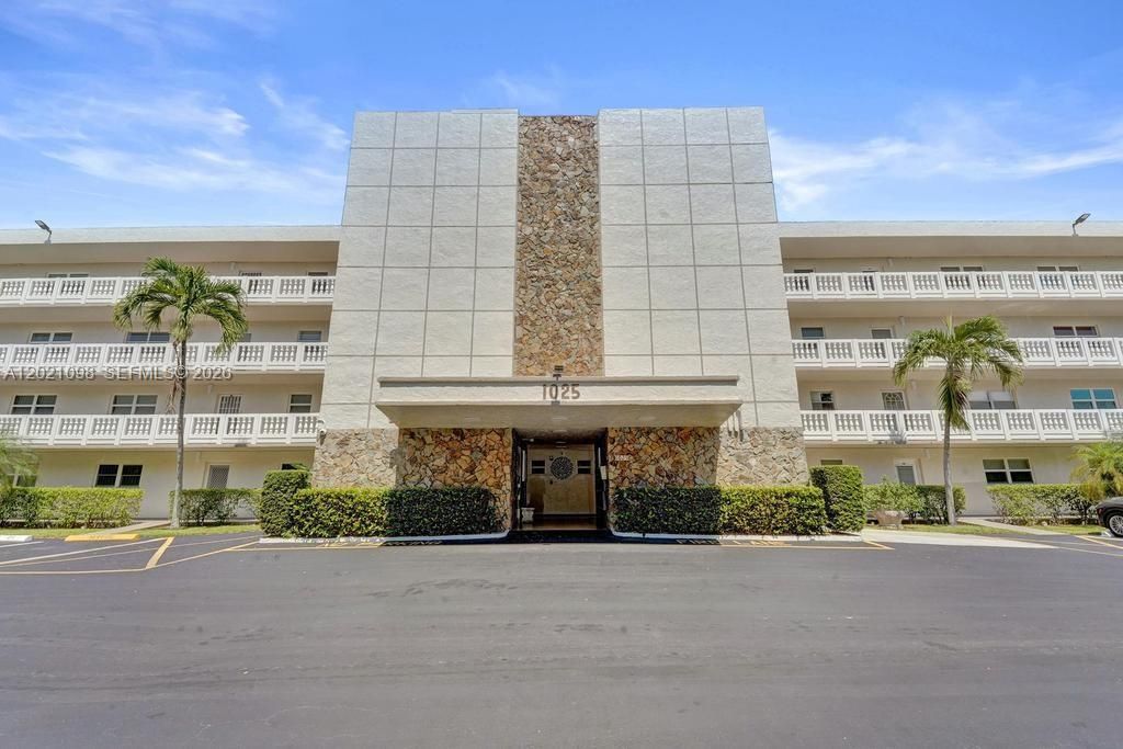 For Sale: $310,000 (2 beds, 2 baths, 1144 Square Feet)