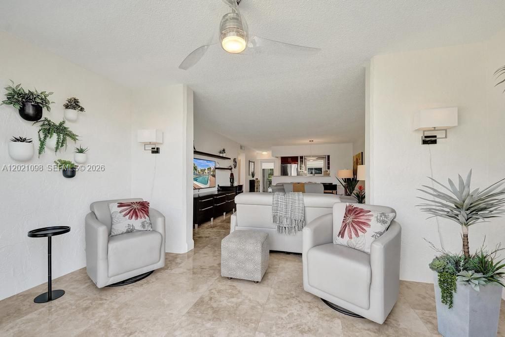 For Sale: $310,000 (2 beds, 2 baths, 1144 Square Feet)