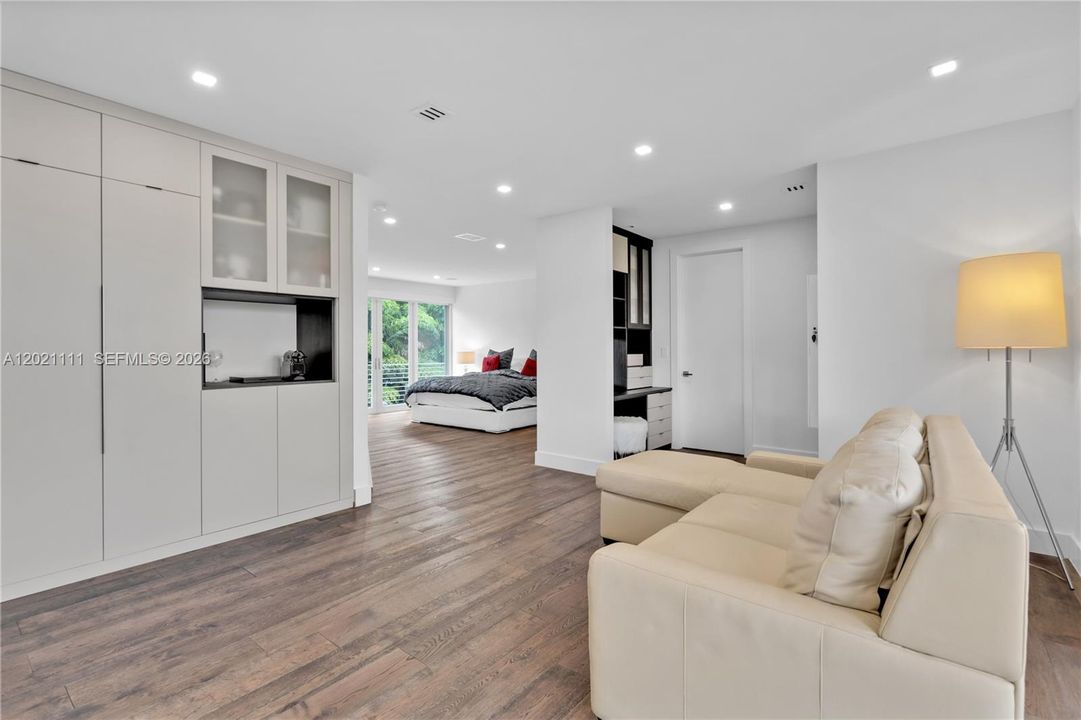 For Sale: $2,590,000 (5 beds, 5 baths, 4315 Square Feet)