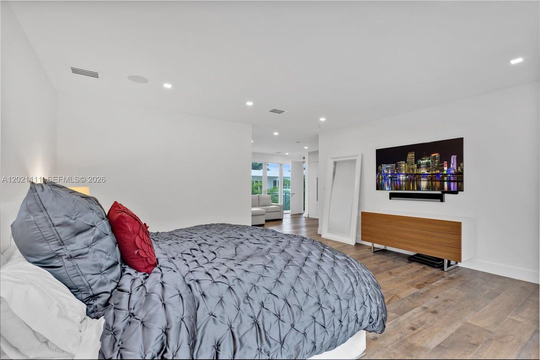 For Sale: $2,590,000 (5 beds, 5 baths, 4315 Square Feet)