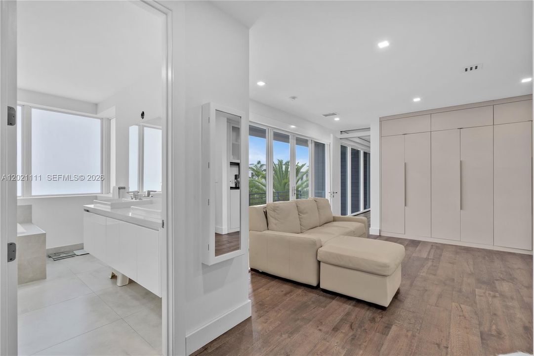 For Sale: $2,590,000 (5 beds, 5 baths, 4315 Square Feet)