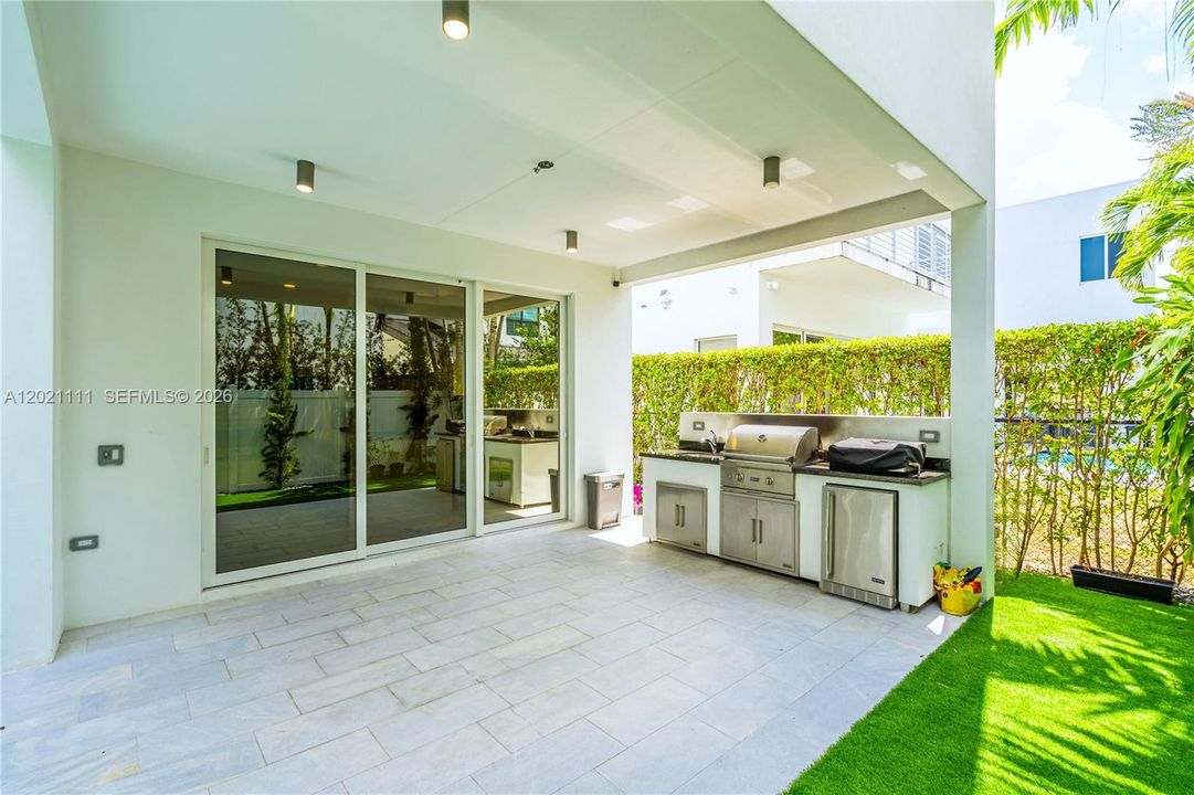 For Sale: $2,590,000 (5 beds, 5 baths, 4315 Square Feet)