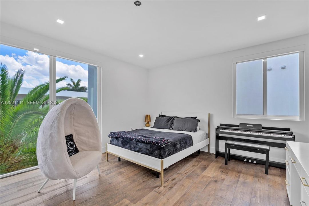 For Sale: $2,590,000 (5 beds, 5 baths, 4315 Square Feet)