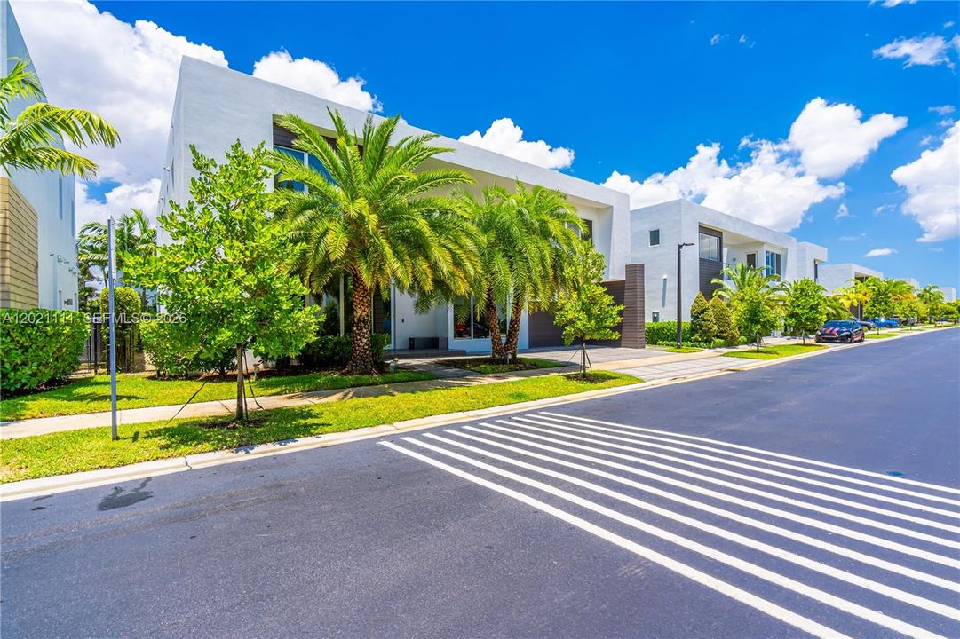 For Sale: $2,590,000 (5 beds, 5 baths, 4315 Square Feet)