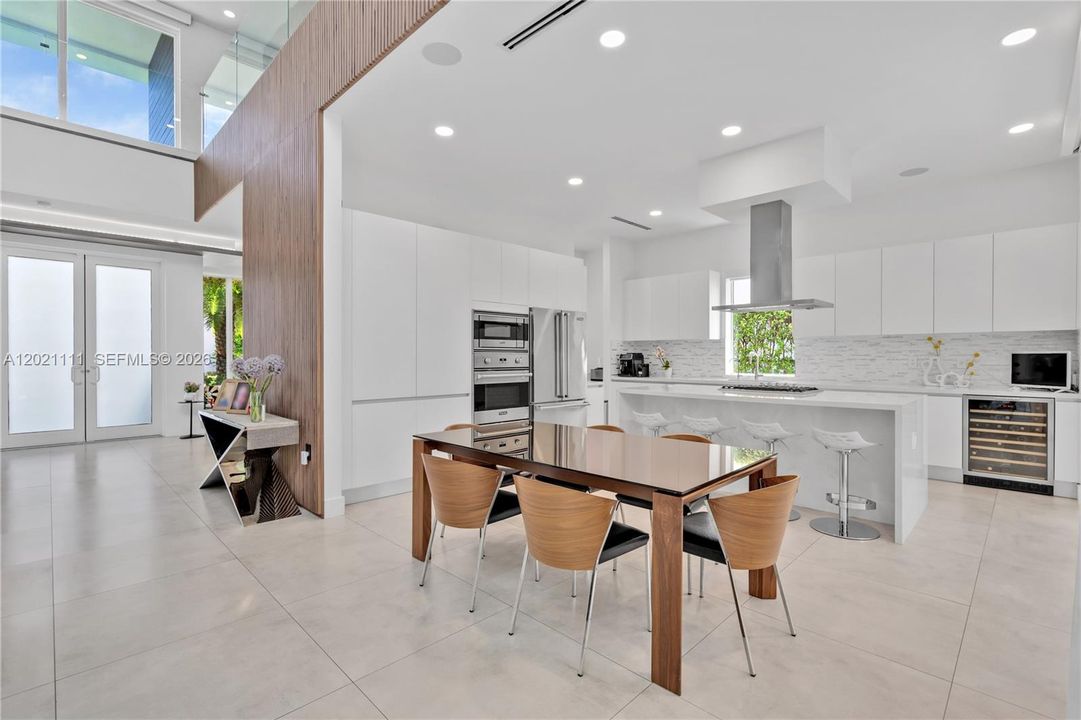 For Sale: $2,590,000 (5 beds, 5 baths, 4315 Square Feet)