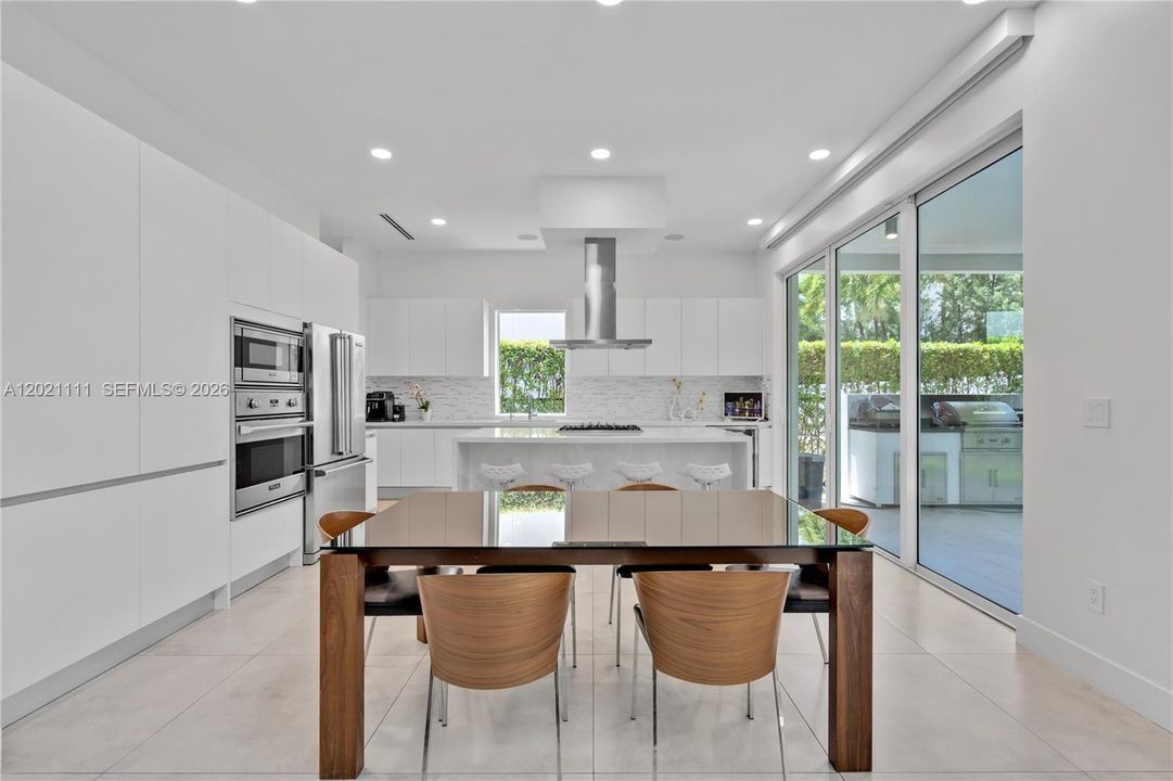 For Sale: $2,590,000 (5 beds, 5 baths, 4315 Square Feet)
