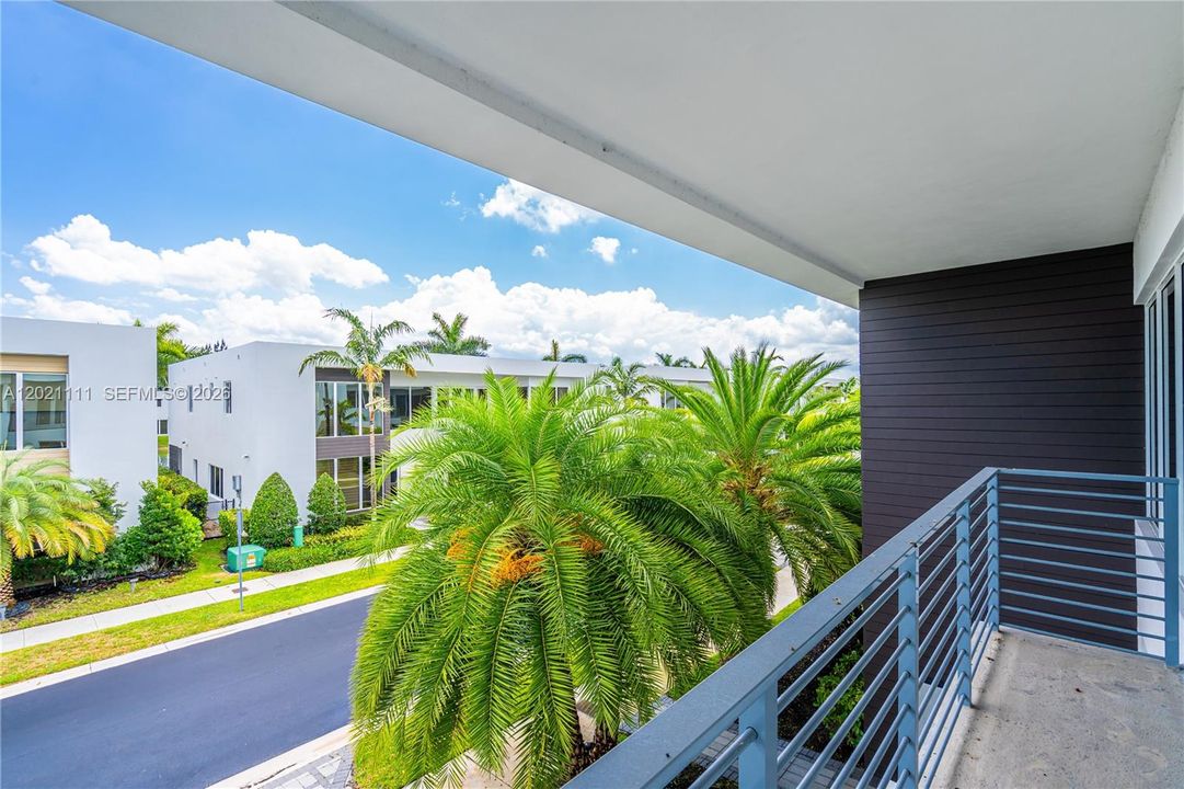 For Sale: $2,590,000 (5 beds, 5 baths, 4315 Square Feet)