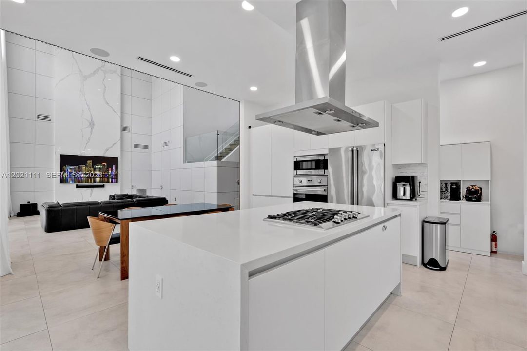 For Sale: $2,590,000 (5 beds, 5 baths, 4315 Square Feet)