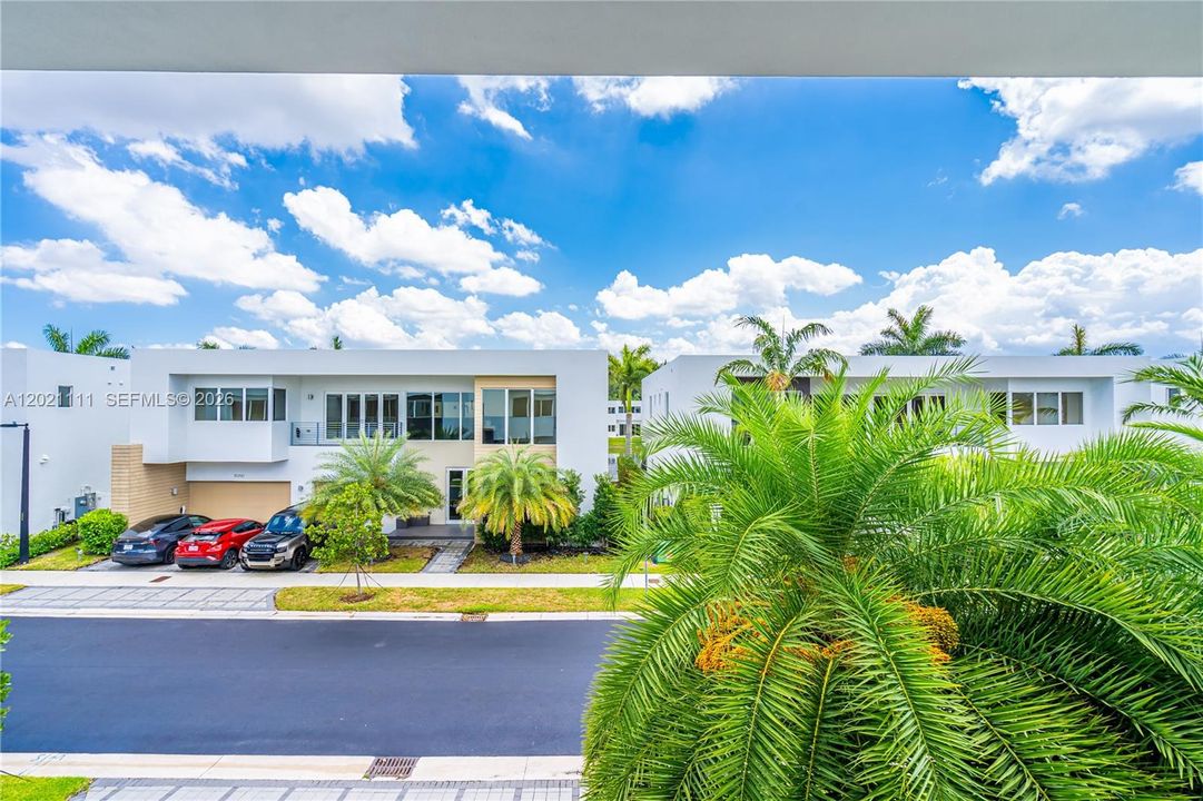 For Sale: $2,590,000 (5 beds, 5 baths, 4315 Square Feet)