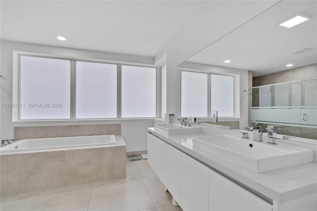 For Sale: $2,590,000 (5 beds, 5 baths, 4315 Square Feet)