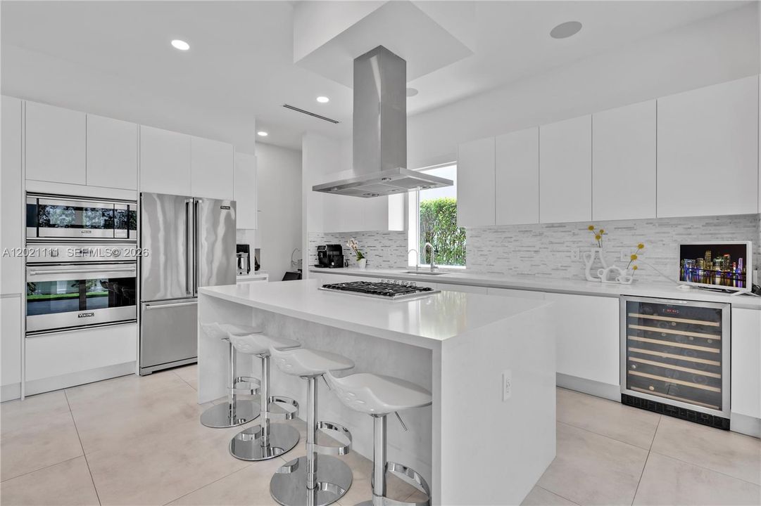 For Sale: $2,590,000 (5 beds, 5 baths, 4315 Square Feet)