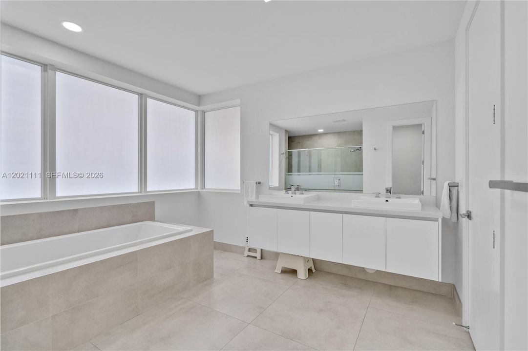 For Sale: $2,590,000 (5 beds, 5 baths, 4315 Square Feet)