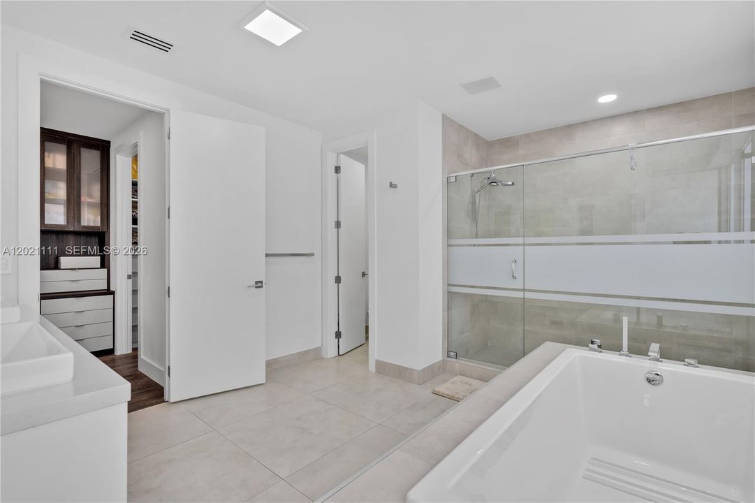 For Sale: $2,590,000 (5 beds, 5 baths, 4315 Square Feet)
