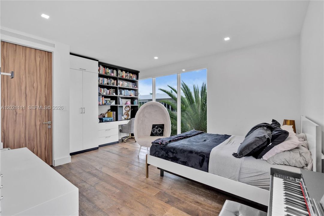 For Sale: $2,590,000 (5 beds, 5 baths, 4315 Square Feet)