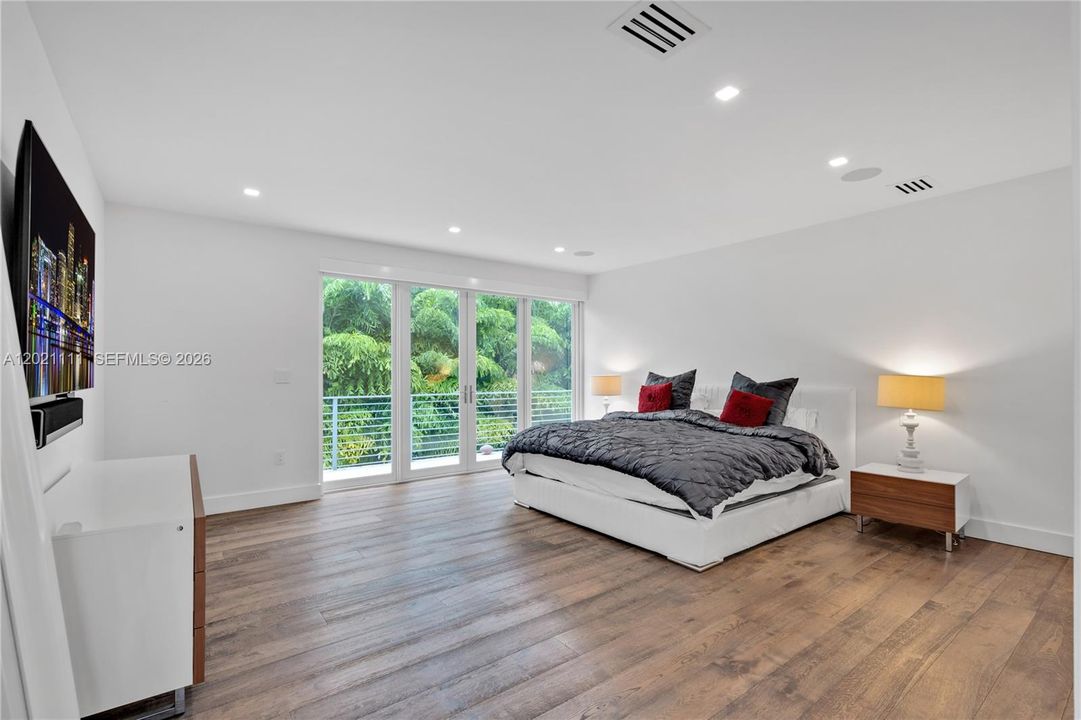 For Sale: $2,590,000 (5 beds, 5 baths, 4315 Square Feet)