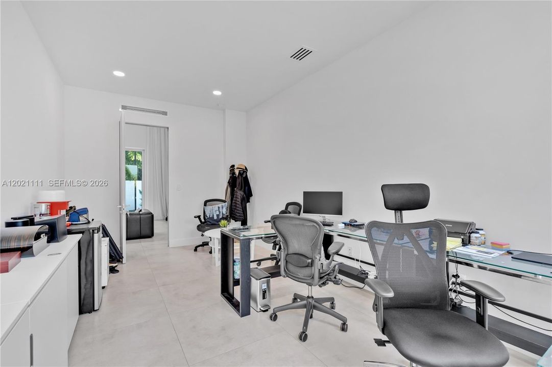 For Sale: $2,590,000 (5 beds, 5 baths, 4315 Square Feet)