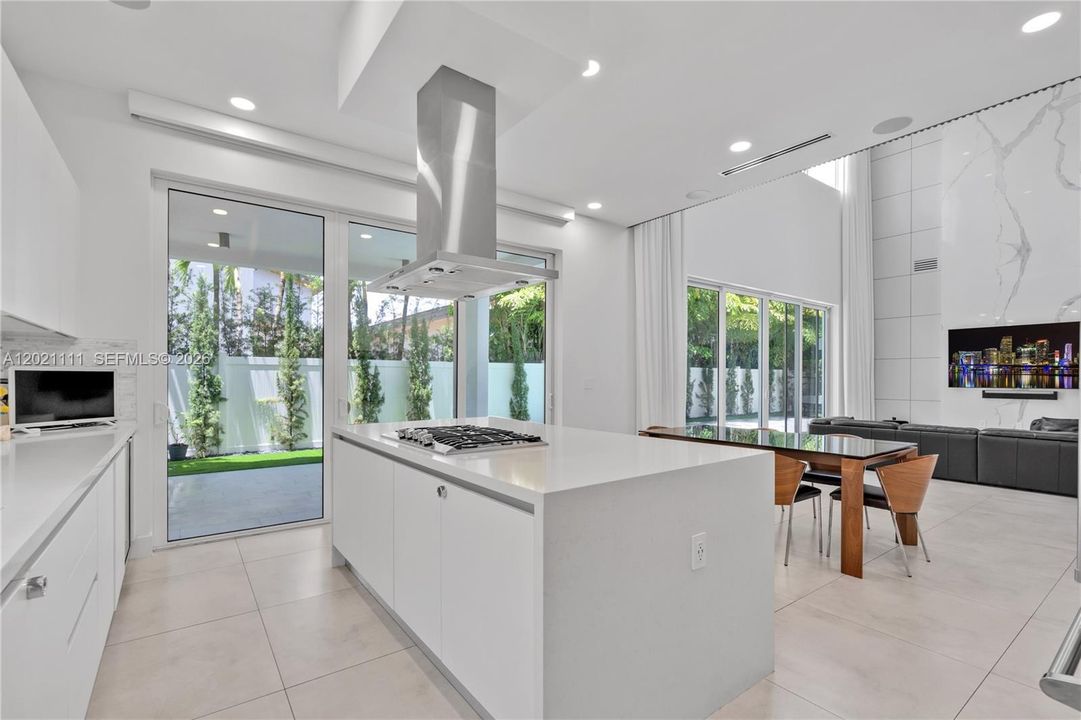 For Sale: $2,590,000 (5 beds, 5 baths, 4315 Square Feet)