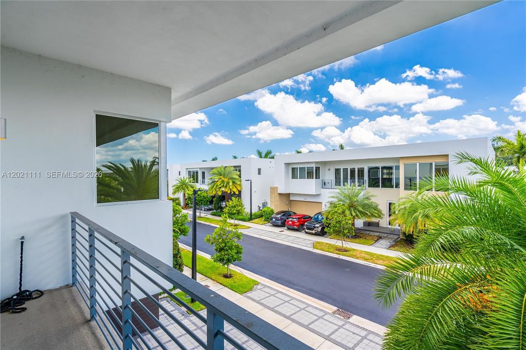 For Sale: $2,590,000 (5 beds, 5 baths, 4315 Square Feet)