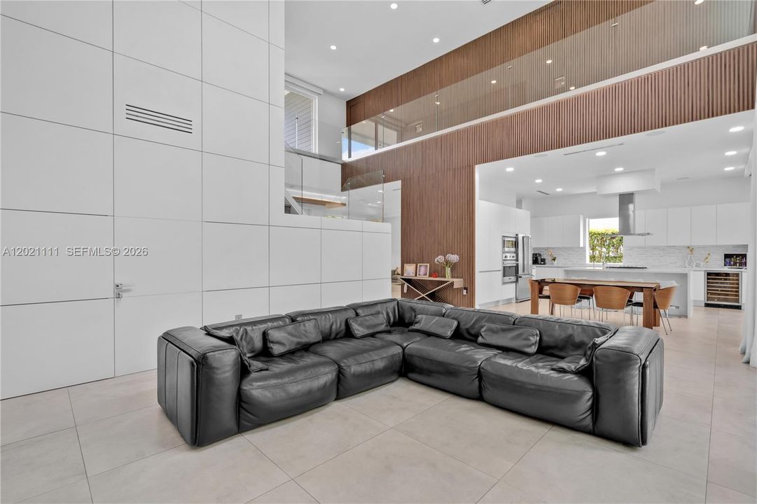 For Sale: $2,590,000 (5 beds, 5 baths, 4315 Square Feet)