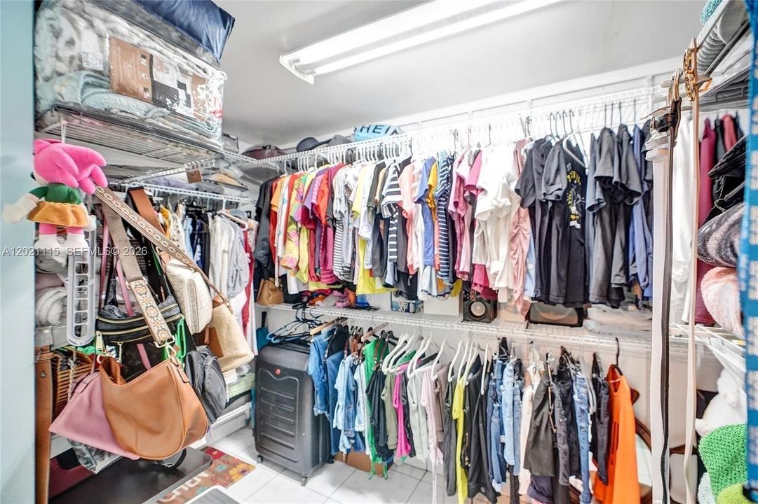 Activo con contrato: $6,500 (4 camas, 3 baños, 3032 Pies cuadrados)