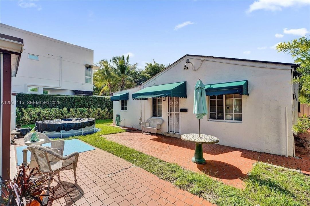 Activo con contrato: $6,500 (4 camas, 3 baños, 3032 Pies cuadrados)