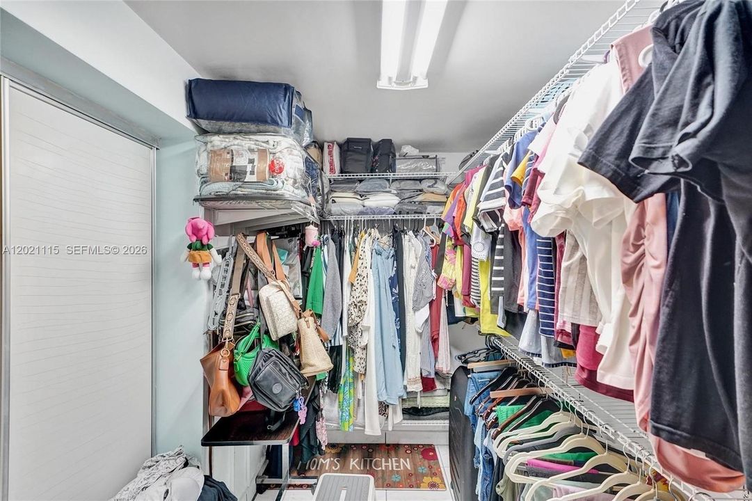 Activo con contrato: $6,500 (4 camas, 3 baños, 3032 Pies cuadrados)