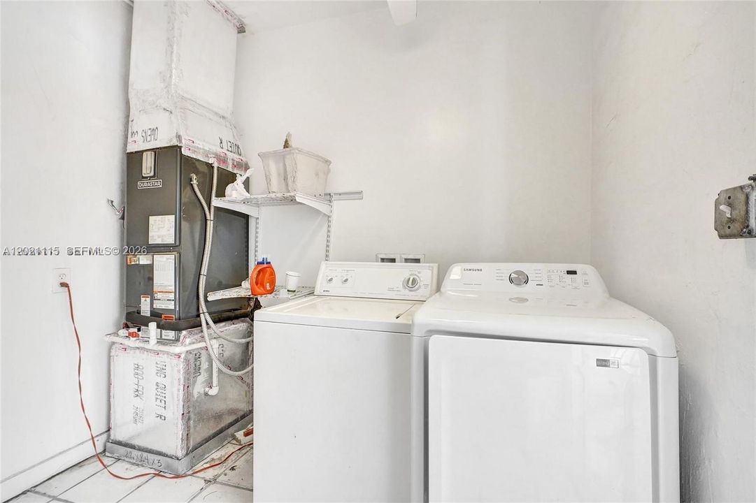 Activo con contrato: $6,500 (4 camas, 3 baños, 3032 Pies cuadrados)