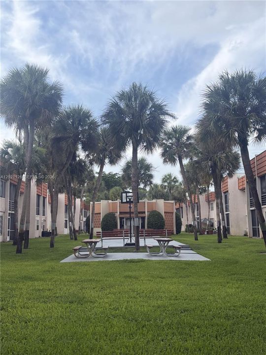 For Rent: $1,650 (1 beds, 1 baths, 750 Square Feet)