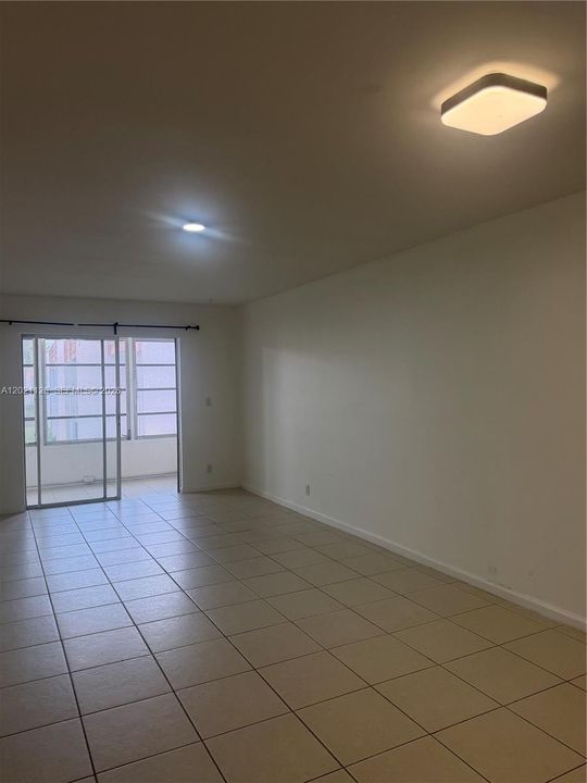 For Rent: $1,650 (1 beds, 1 baths, 750 Square Feet)