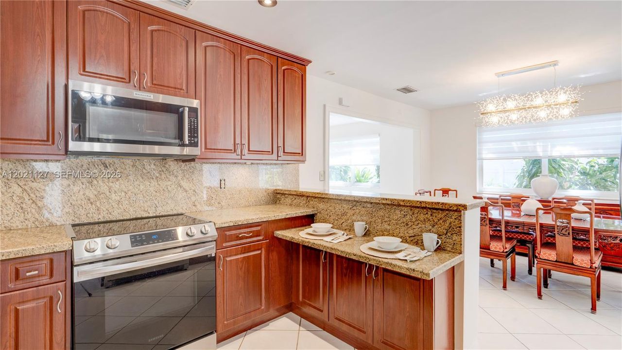 3613 - large kitchen with pantry, eat in area