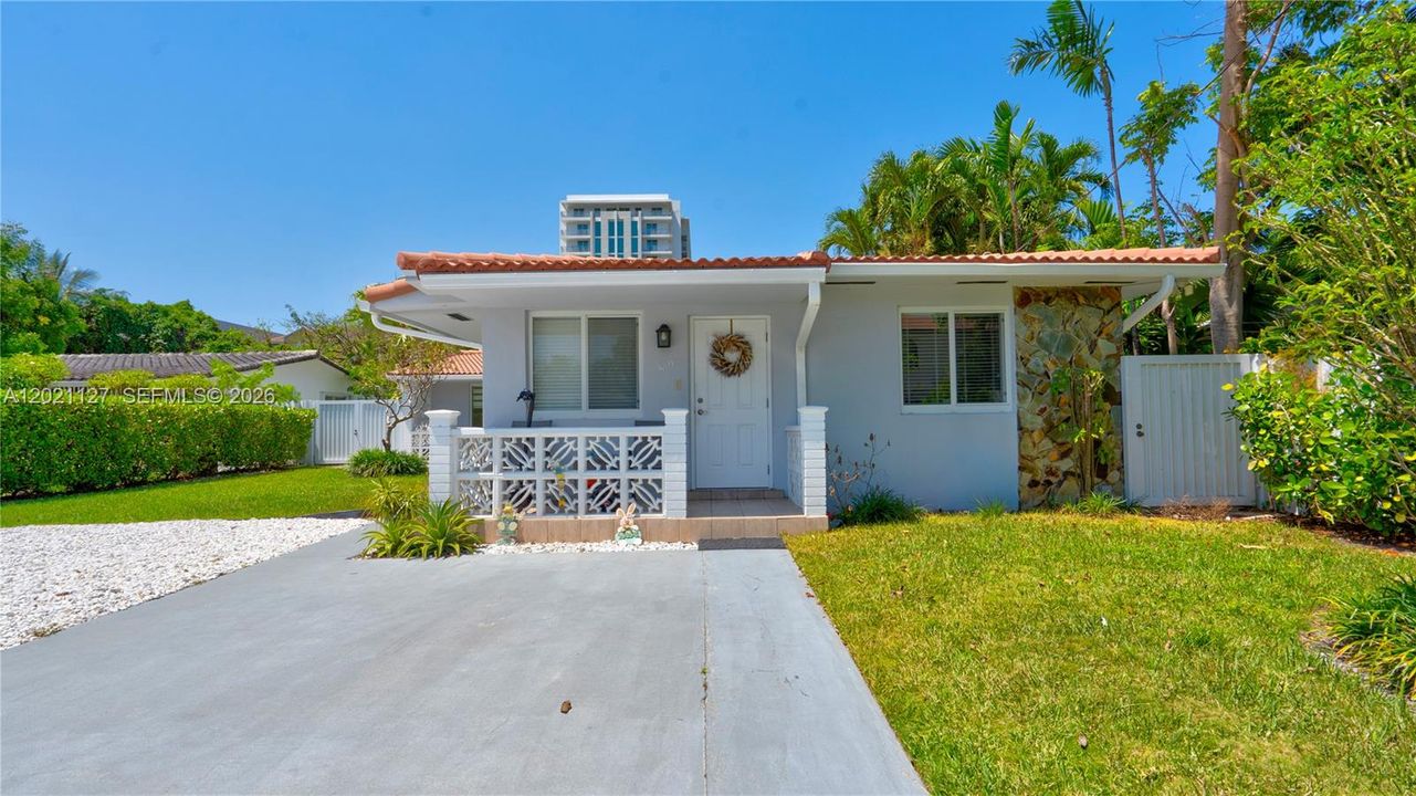 3611 - front porch & entrance for 2/1 rented unit. Side gate on right is the private access from this property to side yard leading to exterior access from kitchen and laundryroom. No access from front to back unit