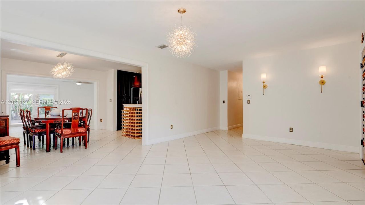 3613 view from entrance to living room, dining room and kitchen