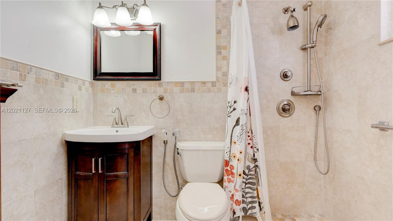 3613 with shower and window
