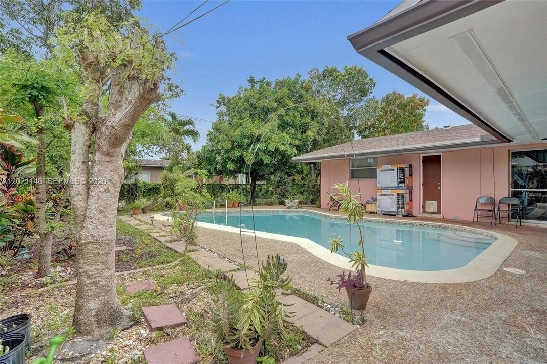 For Sale: $485,000 (4 beds, 2 baths, 1850 Square Feet)