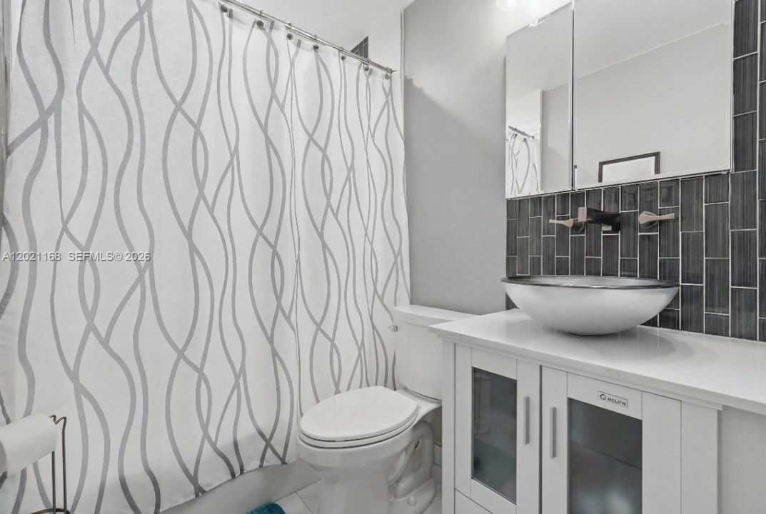 Под контрактом: $425,000 (2 спален, 1 ванн, 883 Квадратных фут)