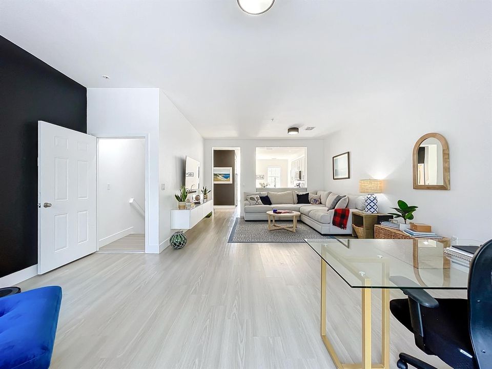 425 Greenwich Circle #205-7