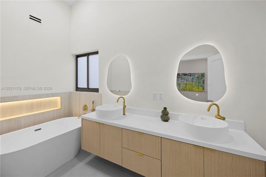 For Sale: $1,100,000 (4 beds, 2 baths, 2146 Square Feet)