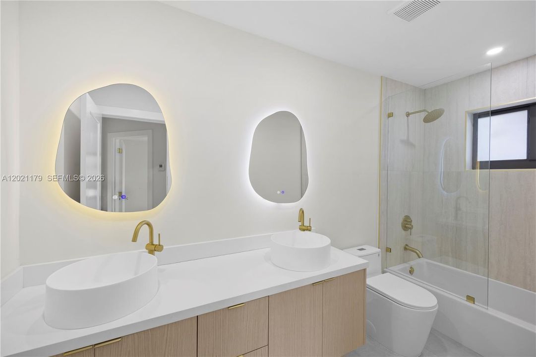 For Sale: $1,100,000 (4 beds, 2 baths, 2146 Square Feet)