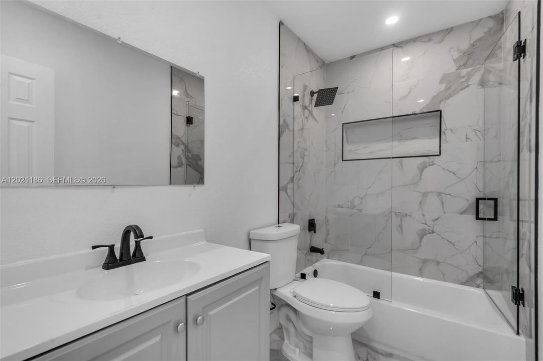 En Venta: $749,999 (5 camas, 3 baños, 1824 Pies cuadrados)