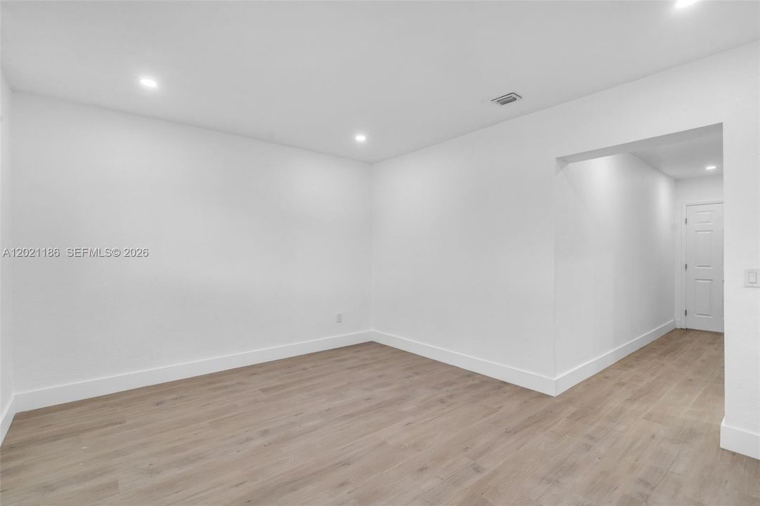 En Venta: $749,999 (5 camas, 3 baños, 1824 Pies cuadrados)