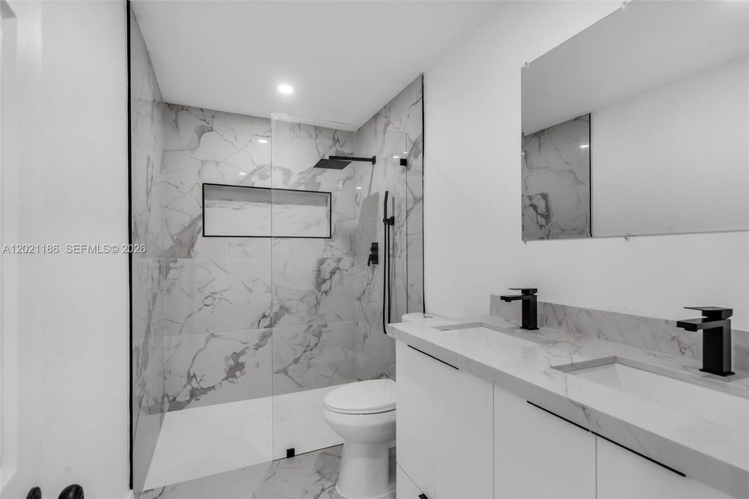En Venta: $749,999 (5 camas, 3 baños, 1824 Pies cuadrados)
