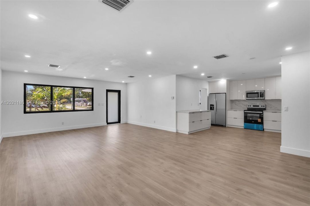 En Venta: $749,999 (5 camas, 3 baños, 1824 Pies cuadrados)