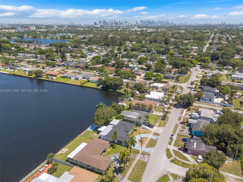 En Venta: $749,999 (5 camas, 3 baños, 1824 Pies cuadrados)