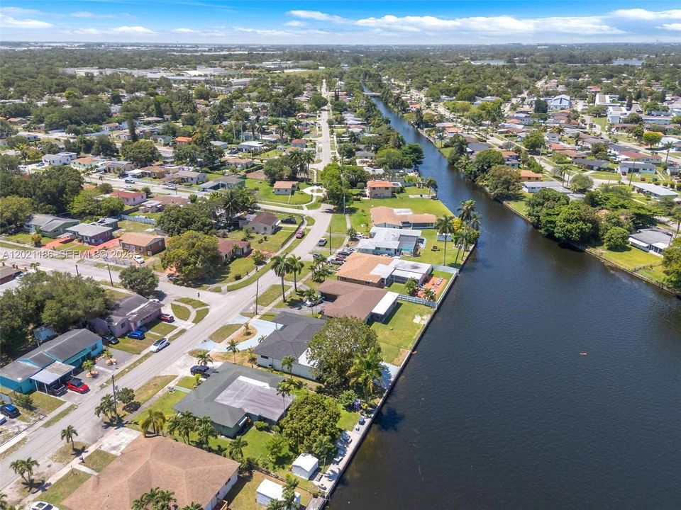 En Venta: $749,999 (5 camas, 3 baños, 1824 Pies cuadrados)