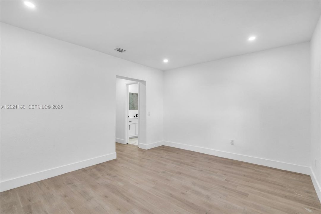 En Venta: $749,999 (5 camas, 3 baños, 1824 Pies cuadrados)